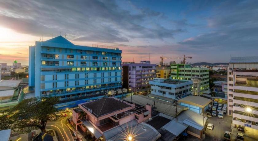 Deejai Hotel Si Racha Esterno foto